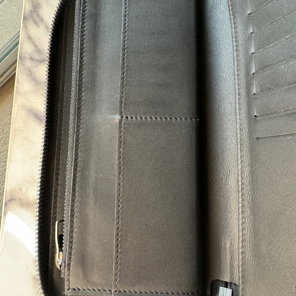 LOUIS VUITTON
Damier Graphite Zippy Vertical Wallet. Like new - Picture 5 of 9